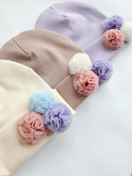 KOMPLET CZAPKA Z POMPONAMI +KOMIN- PUDROWY